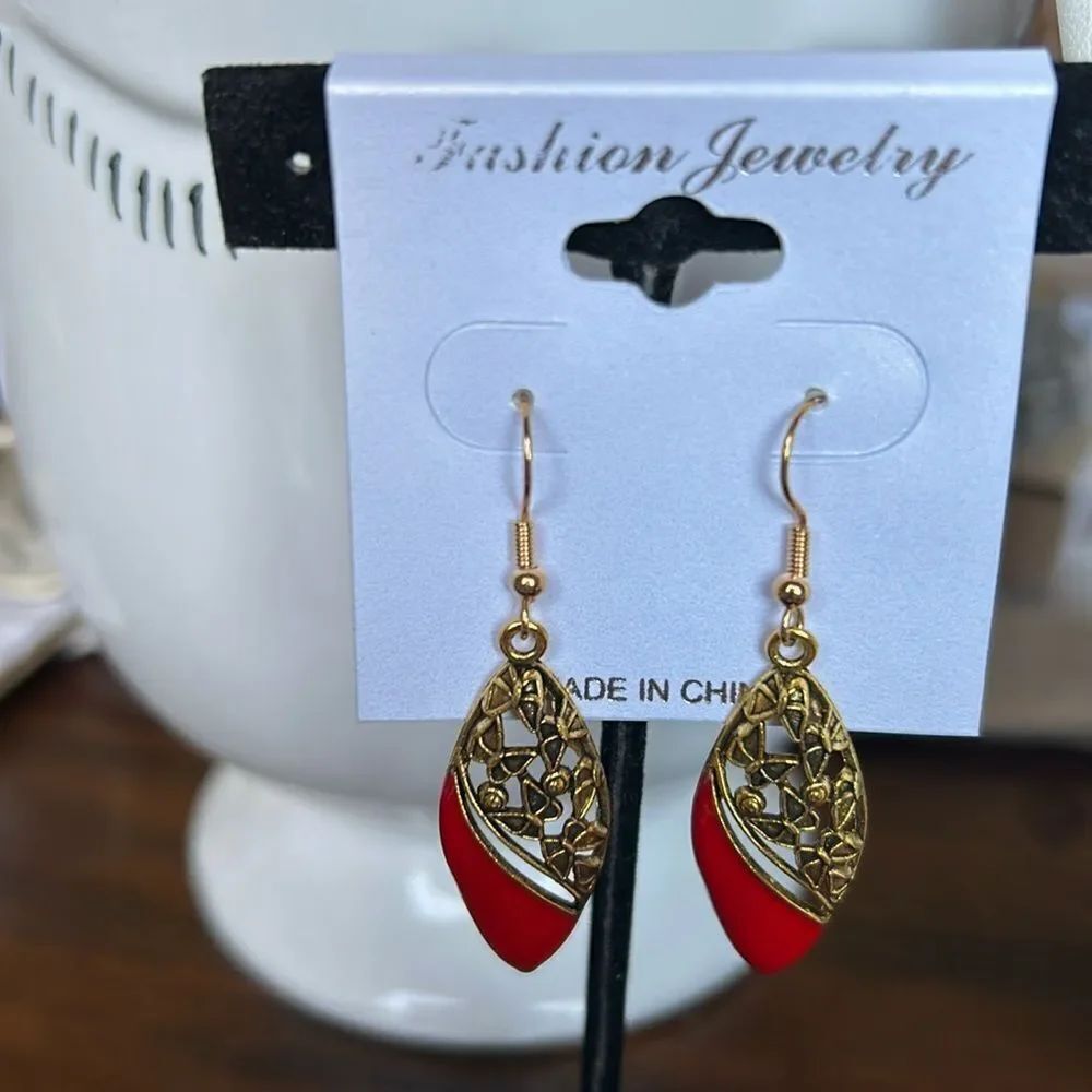 Fashion Jewelry earrings NWT red and rust gold color details with dust bag